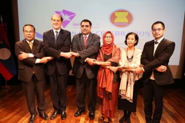 Thứ trưởng Ngoại giao Argentina Daiel Raimondi và Trưởng cơ quan đại diện ngoại giao các nước ASEAN tại lễ kỷ niệm. (Ảnh: Hoài Nam/TTXVN)