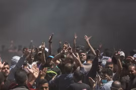 Xung đột giữa người biểu tình Palestines và binh sỹ Israel tại khu vực biên giới dải Gaza và Israel ngày 14/5. (Nguồn: THX/TTXVN)