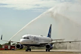 Máy bay của JetBlue Airways hạ cánh tại sân bay Abel Santamaria ngày 31/8. (Nguồn: AFP/TTXVN)