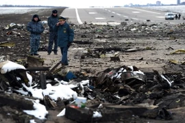 Nhân viên Bộ tình trạng khẩn cấp Nga điều tra tại hiện trường vụ máy bay rơi ở Rostov-on-Don ngày 20/3. (Nguồn: AFP/TTXVN)