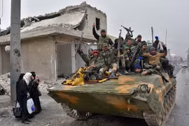 Lực lượng ủng hộ Chính phủ Syria tuần tra qua quận Masaken Hanano, phía đông thành phố Aleppo. (Nguồn: AFP/TTXVN)