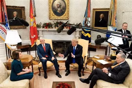 (Từ trái sang) Lãnh đạo thiểu số tại Hạ viện Mỹ Nancy Pelosi, Phó Tổng thống Mike Pence, Tổng thống Mỹ Donald Trump và Lãnh đạo thiểu số tại Thượng viện Mỹ Charles E. Schumer tại cuộc gặp ở Nhà Trắng ngày 11/12/2018. (Nguồn: AFP/TTXVN) 