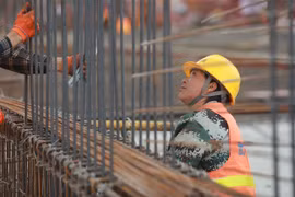 Công nhân làm việc tại một công trường xây dựng ở tỉnh Quý Châu, Trung Quốc. (Nguồn: THX/TTXVN) 