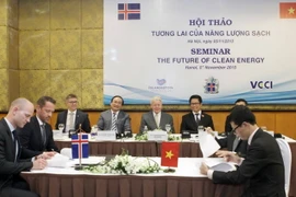 Phó Thủ tướng Hoàng Trung Hải và Tổng thống Iceland Ólafur Ragnar Grímsson tham dự buổi hội thảo. (Ảnh: Tuấn Anh/TTXVN)