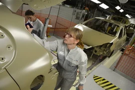 Nữ công nhân làm việc tại một nhà máy sản xuất ôtô. (Nguồn: AFP/TTXVN) 