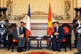 Chủ tịch Ủy ban Nhân dân Thành phố Hồ Chí Minh Nguyễn Thành Phong tiếp Chủ tịch Quốc hội Cộng hòa Pháp Claude Bartolone đang thăm chính thức Việt Nam. (Ảnh: Thanh Vũ/TTXVN)