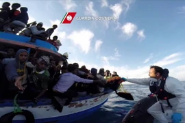 Thuyền của lực lượng cứu hộ bờ biển Italy trong một chiến dịch giải cứu những người nhập cư ngoài khơi đảo Sicily ngày 12/4/2015. (Nguồn: AFP/TTXVN)