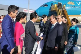 Lễ đón Thủ tướng Nguyễn Xuân Phúc và Phu nhân tại sân bay quốc tế Vienna, Cộng hòa Áo. (Ảnh: Thống Nhất/TTXVN) 