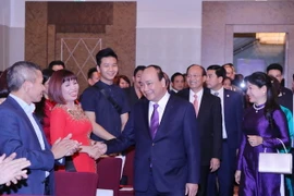 Thủ tướng Nguyễn Xuân Phúc với cán bộ, nhân viên Đại sứ quán Việt Nam và đại diện cộng đồng người Việt tại Áo và một số nước châu Âu. (Ảnh: Thống Nhất/TTXVN)
