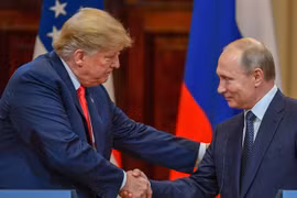 Tổng thống Nga Vladimir Putin (phải) và Tổng thống Mỹ Donald Trump tại cuộc gặp thượng đỉnh ở Helsinki, Phần Lan, ngày 16/7/2018. (Nguồn: AFP/TTXVN) 