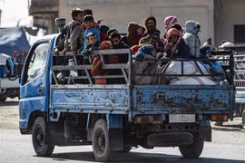Người dân Syria sơ tán tránh chiến sự tại thị trấn Ras al-Ain ngày 15/10/2019. (Nguồn: AFP/TTXVN) 