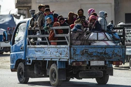 Người dân Syria sơ tán tránh chiến sự tại thị trấn Ras al-Ain ngày 15/10/2019. (Nguồn: AFP/TTXVN) 