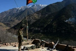 Cảnh sát Afghanistan gác tại một chốt kiểm soát ở tỉnh Kunar. (Nguồn: AFP/TTXVN)