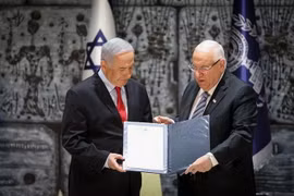 Tổng thống Israel Reuven Rivlin (phải) trao quyết định chỉ định Thủ tướng Benjamin Netanyahu thành lập Chính phủ, tại Jerusalem ngày 17/4/2019. (Nguồn: AFP/TTXVN) 