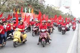 Học sinh, sinh viên thủ đô tham gia diễu hành hưởng ứng míttinh phòng, chống HIV/AIDS. (Ảnh: Quốc Khánh/TTXVN)