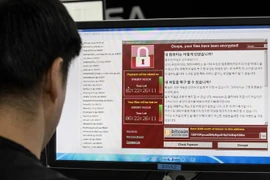 Nhân viên theo dõi sự phát tán của mã độc WannaCry tại Cơ quan an ninh mạng Hàn Quốc ở Seoul ngày 15/5. (Nguồn: AFP/TTXVN)