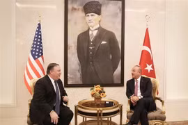 Ngoại trưởng Mỹ Mike Pompeo (trái) trong cuộc gặp người đồng cấp Thổ Nhĩ Kỳ Mevlut Cavusoglu tại Ankara ngày 17/10. (Nguồn: AFP/TTXVN) 