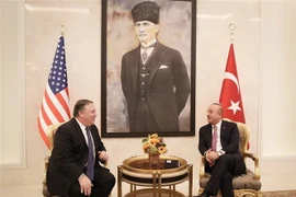 Ngoại trưởng Mỹ Mike Pompeo (trái) trong cuộc gặp người đồng cấp Thổ Nhĩ Kỳ Mevlut Cavusoglu tại Ankara ngày 17/10. (Nguồn: AFP/TTXVN) 