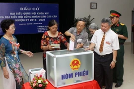 Cử tri bỏ phiếu bầu cử tại Khu vực bỏ phiếu số 9, phường Phú Thượng, quận Tây Hồ, Thành phố Hà Nội. (Ảnh: Nhật Anh/TTXVN)