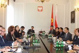 Phó Chủ tịch Quốc hội Uông Chu Lưu hội đàm với Phó Chủ tịch Hạ viện Ba Lan Malgorzata kidawa Blonska.(Ảnh: Hồng Tâm/TTXVN)