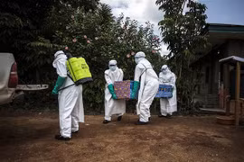 Nhân viên y tế chuyển thi thể một bệnh nhân nhiếm Ebola tại Mangina, gần Beni, tỉnh Bắc Kivu, Cộng hòa Dân chủ Congo, ngày 22/8/2018. (Nguồn: AFP/TTXVN) 