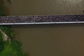 Người di cư trên cây cầu quốc tế nối Mexico và Guatemala ở bang Pijijiapan Chiapas (Mexico) trong hành trình tới Mỹ, ngày 19/10. (Nguồn: AFP/TTXVN) 