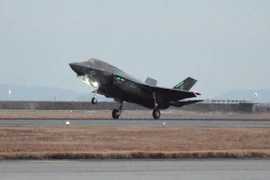 Máy bay chiến đấu tàng hình F-35B hạ cánh tại căn cứ hải quân Mỹ Iwakuni, tỉnh Yamaguchi, Nhật Bản ngày 18/1/2017. (Nguồn: AFP/TTXVN)