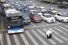 Dân mạng dậy sóng vì cảnh sát rời chốt cõng cụ già qua đường