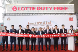 Các đại biểu cắt băng khai trương cửa hàng Lotte Duty Free tại sân bay Nội Bài. (Nguồn: The Korea Herald) 