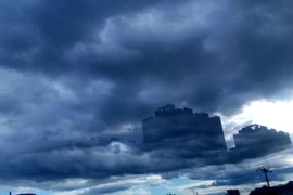 [Photo] Ảo ảnh kỳ lạ xuất hiện 20 phút trên bầu trời ở Trung Quốc