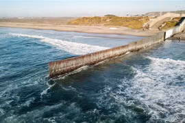 Bức tường ngăn cách biên giới Mỹ-Mexico tại khu vực Tijuana, Mexico ngày 10/1/2019. (Nguồn: THX/TTXVN) 