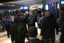 Đội phá bom đã được điều động tới sân bay. (Nguồn: twitter.com)