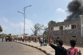 Lực lượng an ninh Yemen điều tra tại hiện trường vụ đánh bom tại thành phố cảng Aden ngày 5/11. (Nguồn: AFP/TTXVN)