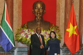 Phó Chủ tịch nước Đặng Thị Ngọc Thịnh đón và hội đàm với ông Cyril Ramaphosa, Phó Tổng thống Cộng hòa Nam Phi sang thăm chính thức Việt Nam. (Ảnh: Nguyễn Khang/TTXVN)