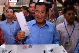Thủ tướng Samdech Techo Hun Sen (giữa), Chủ tịch đảng Nhân dân Campuchia (CPP) cầm quyền bỏ phiếu tại điểm bầu cử ở Phnom Penh ngày 29/7. (Nguồn: AFP/TTXVN)