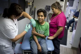 Tiêm vắcxin phòng bệnh sởi, quai bị, rubella cho người dân ở California, Mỹ. (Nguồn: AFP/TTXVN) 