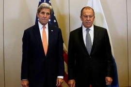 Ngoại trưởng Mỹ John Kerry (trái) và Ngoại trưởng Nga Sergei Lavrov trong một cuộc gặp ở Geneva, Thụy Sĩ ngày 9/9. (Nguồn: AFP/TTXVN)