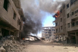Khói bốc lên sau cuộc không kích ở thị trấn Daraya, khu vực bên ngoài thủ đô Damascus. (Nguồn: AFP/TTXVN)