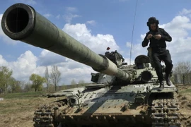 Binh sỹ và xe quân sự Ukraine tham ra tập duyệt diễu binh ở Kiev ngày 19/8/2016. (Nguồn: AFP/TTXVN)