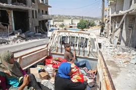 Người dân sơ tán khỏi các khu vực chiến sự ở Idlib. (Nguồn: AFP/TTXVN) 