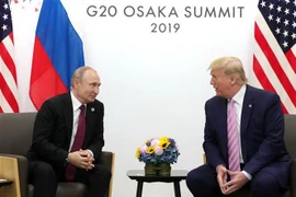 Tổng thống Nga Vladimir Putin (trái) và Tổng thống Mỹ Donald Trump trong cuộc gặp bên lề Hội nghị thượng đỉnh G20 tại Osaka, Nhật Bản, ngày 28/6/2019. (Nguồn: AFP/TTXVN) 
