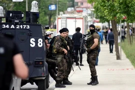 Binh sỹ Thổ Nhĩ Kỳ gác tại hiện trường vụ nổ. (Nguồn: Reuters/TTXVN)