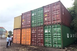 Cục Hải quan Bình Định tạm giữa lô hàng container nhựa phế liệu vô chủ tại kho hàng cảng Quy Nhơn. (Ảnh: Nguyên Linh/TTXVN) 