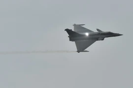 Máy bay chiến đấu Rafale của Pháp trong một buổi trình diễn bay ở căn cứ Không quân Subang, Malaysia ngày 28/3. (Nguồn: AFP/TTXVN)