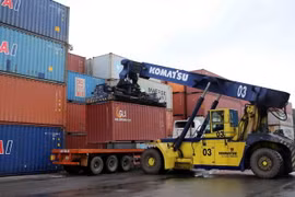 Xe cẩu chuyên dụng bốc dỡ container tại Cảng Đà Nẵng. (Ảnh: Trần Lê Lâm/TTXVN)