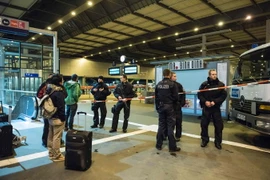 Cảnh sát Đức tăng cường kiểm soát an ninh tại nhà ga ở thành phố Chemnitz ngày 8/10. (Nguồn: AFP/TTXVN)