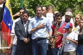 Thủ lĩnh đối lập Venezuela Juan Guaido (giữa). (Nguồn: AFP/TTXVN) 