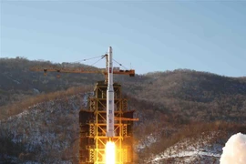 Tên lửa đẩy Unha-3 rời khỏi bệ phóng trong một cuộc thử nghiệm tại bãi thử Sohae thuộc tỉnh Dongchang-ri của Triều Tiên tháng 12/2012. (Nguồn: KCNA/TTXVN) 