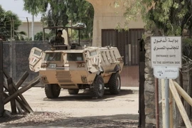 Lực lượng an ninh Ai cập gác tại khu vực biên giới với Palestine ở Rafah ngày 21/6. (Nguồn: AFP/TTXVN)