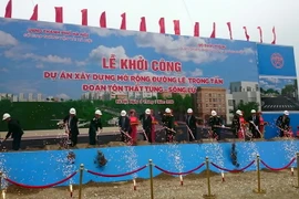 Các đại biểu động thổ, khởi công xây dựng công trình. (Ảnh: Nguyễn Văn Cảnh/TXVN)